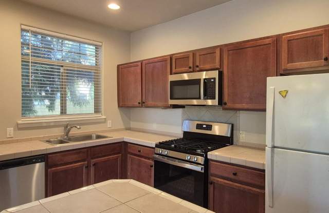 Edgefield Town Home Just steps away from McMenamins Edgefield, and Old Town Troutdale Gallery 3