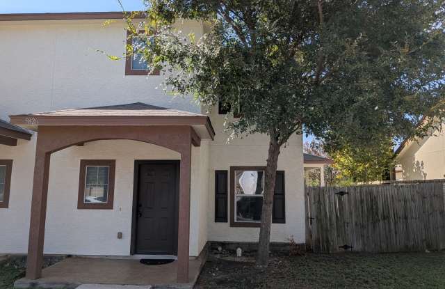 Royal Ridge Townhome!! Gallery 1