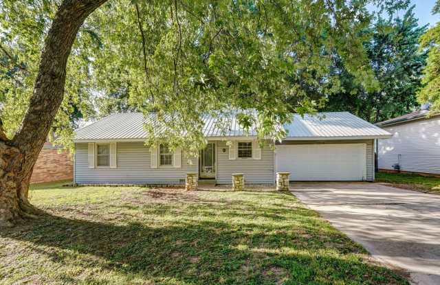 Charming 3 Bedroom House in Springfield! - 2529 West Blackburn Drive, Greene County, MO 65807