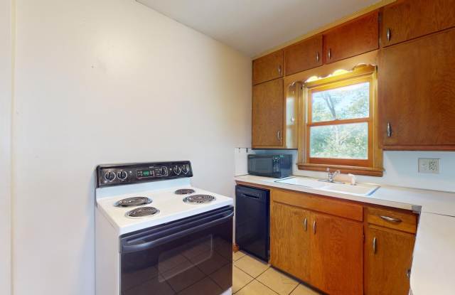 Walk to ISU – 2BD Plus Bonus Room Gallery 3