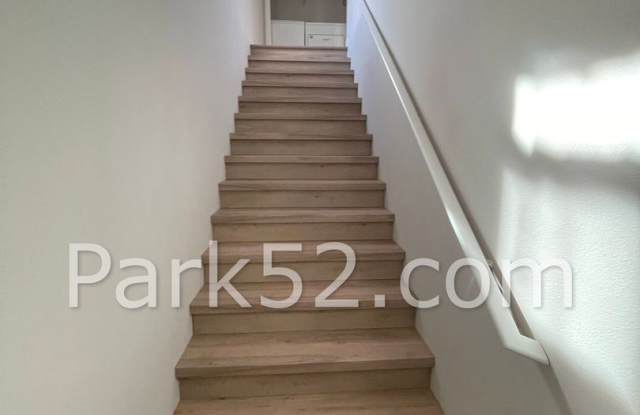 2 Bedroom ADU Unit in Tacoma with 1 Garage Parking Spot and A/C! Gallery 4
