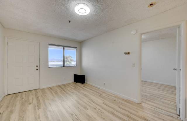 Beautifully Remodeled 1 Bedroom Condo - Close to UNLV Campus Gallery 4