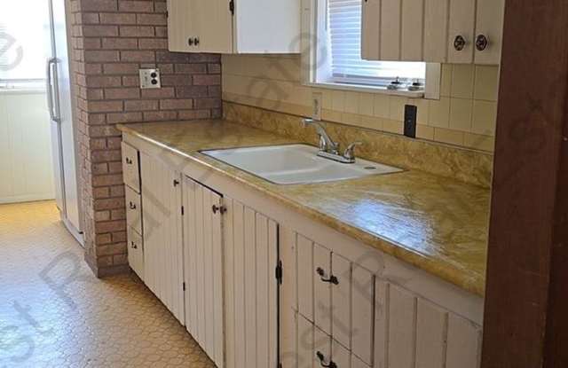 Spacious 2 bedroom 1 bath with large garage. Gallery 3