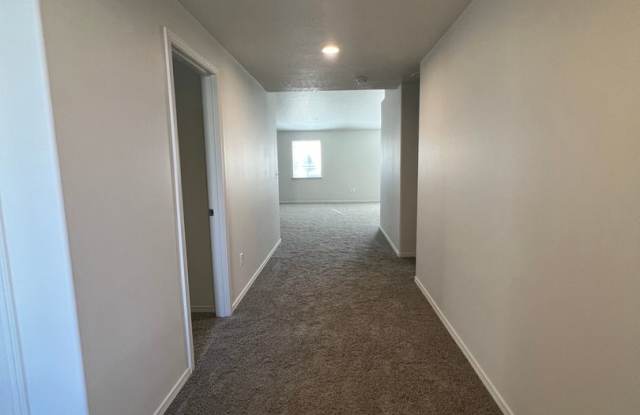 Modern 3 Bed 2 Bath!! Covered Patio!! Gallery 3