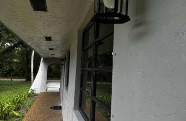 1871 W FOREST Avenue Gallery 4