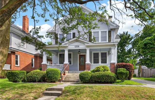 Charming 4-Bedroom Home in the Heart of Colonial Place photos photos