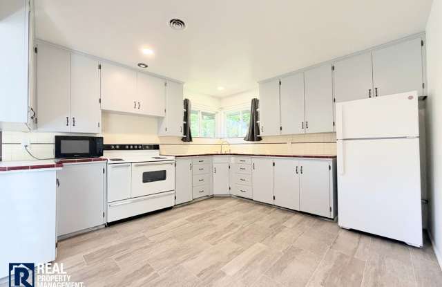 Inviting 3-Bedroom Tacoma Rambler with Fenced Yard, Patio & Garage Gallery 4
