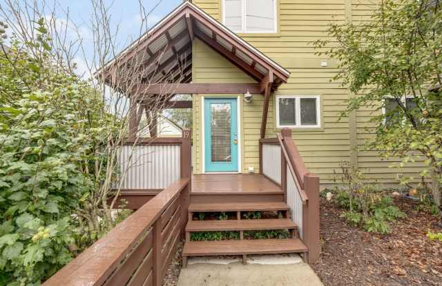 Beautiful 2-Bedroom Townhome off Haywood Road Gallery 3