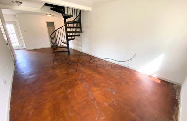Updated 2-Bed Townhouse Steps from McNeese - W/D Included Gallery 2