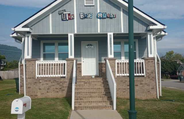 Adorable Little Blue House Close to Downtown! Gallery 1