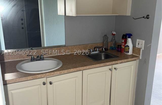 6960 Miami Gardens Dr Gallery 2