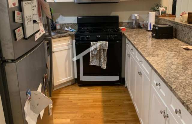 Nicely updated 3 bedroom near BU - 311 Saint Paul Street, Brookline, MA 02446