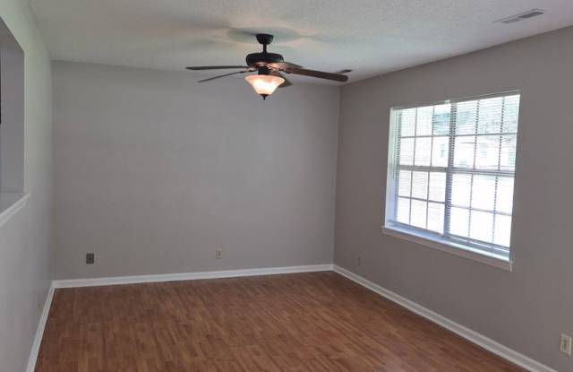 MINUTES FROM VOLKSWAGEN, AMAZON & ENTERPRISE SOUTH! Move in Specials!! Gallery 3