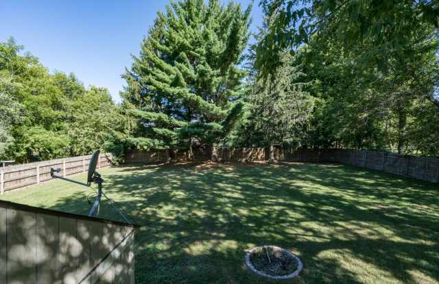 Spacious 4 Bed/ 2 Bath House For Rent With Garage & Fenced In Back Yard, Available SOON! Gallery 4