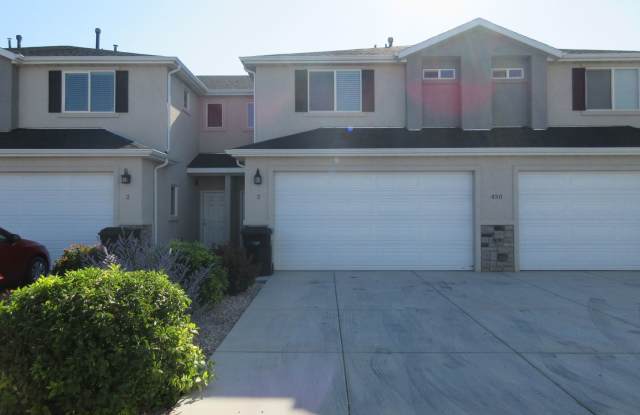 3 bed 2.5 bath - Newer townhome in the heart of Cedar City - 430 North 400 West, Cedar City, UT 84721