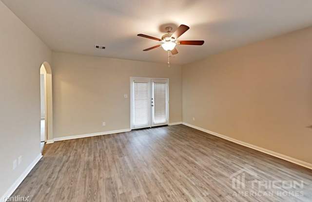 1502 Tulip Lane Gallery 4