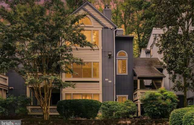 898 WINDBROOKE Drive Gallery 1