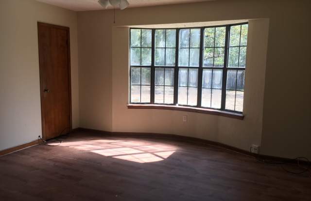 4 br house in The Shire near Highland Rd Park w/ dbl garage! - 1924 Hobbiton Road, Village St. George, LA 70810