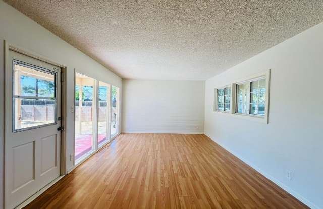 Delightful 3 bedroom 1 1/2 Bathroom Single Family Home In North Hills With Large Yard photos photos