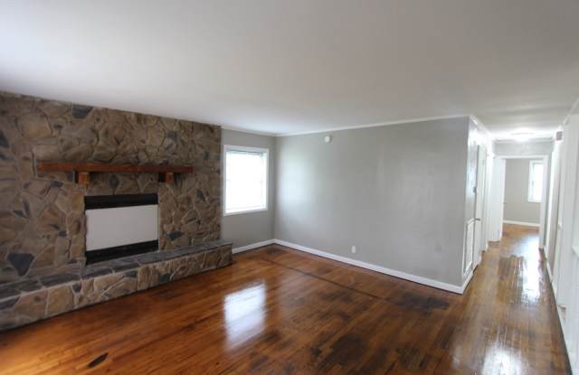 New On The Market!  3 Bedroom 1 Bath + Large Den.  Get to it Fast!! Gallery 3