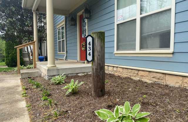 Beautiful modern upstairs condo with 2 full baths! Pet-friendly, with generous parking! photos photos