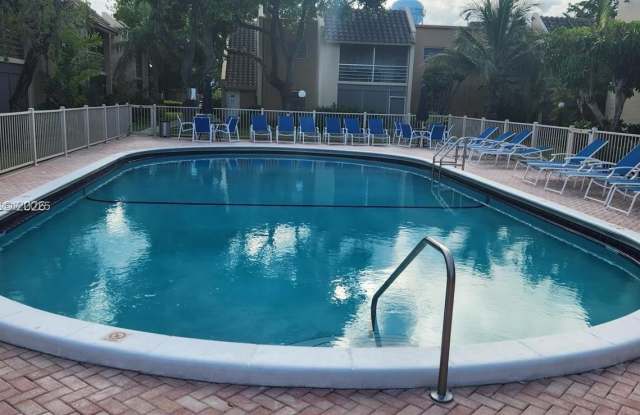 959 SE 2nd Ave - 959 Southeast 2nd Avenue, Deerfield Beach, FL 33441