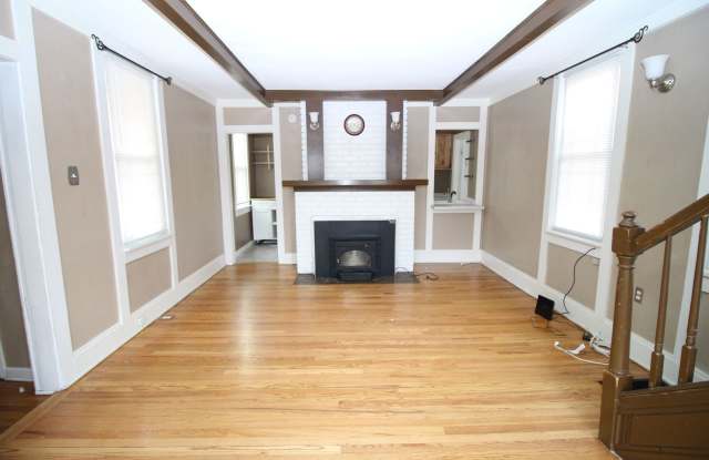 Adorable 3bdrm Downtown Bungalow photos photos