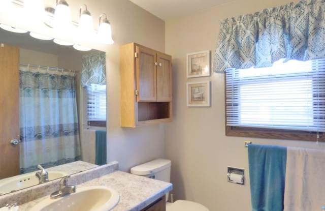 3 Bed, 1.5 Bath Duplex with 2-Stall Garage & Fenced Yard – Green Bay Gallery 3