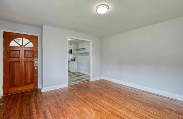 215 Collins Avenue Gallery 3