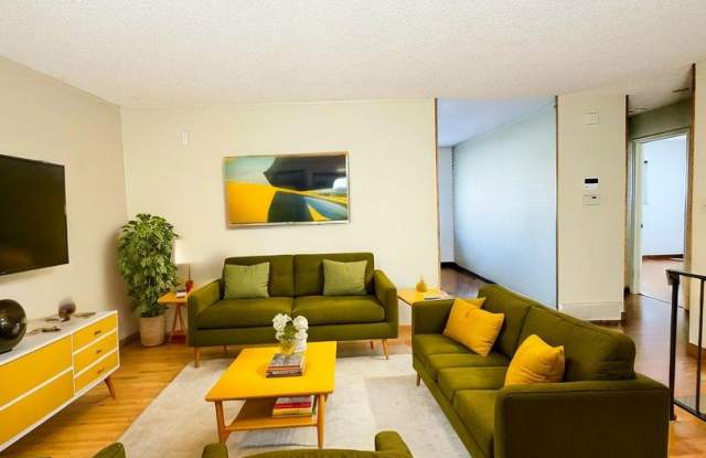 4 bedroom home with fenced back yard! photos photos