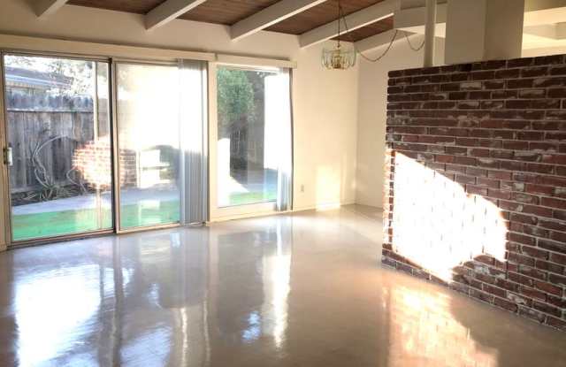 Spacious & Modern 2-Bedroom Townhome-Style Living in Prime Modesto Location! Gallery 1