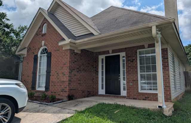 3BR/2BA Garden Home with Fenced Yard, Great Master Suite photos photos