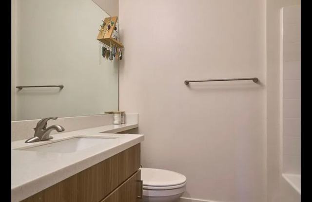 Phillips Corner – Newer Townhome with a RARE 2-Car Garage in the Heart of Ashland! Gallery 3