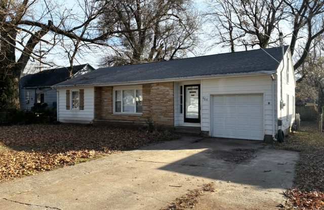 Comfortable 3 Bedroom Home with Fenced Backyard - 624 East Seminole Street, Springfield, MO 65807
