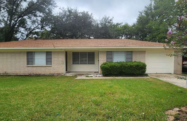 4 Bedroom 2 Bath Spacious Home - 210 Mize Street, Huntsville, TX 77320