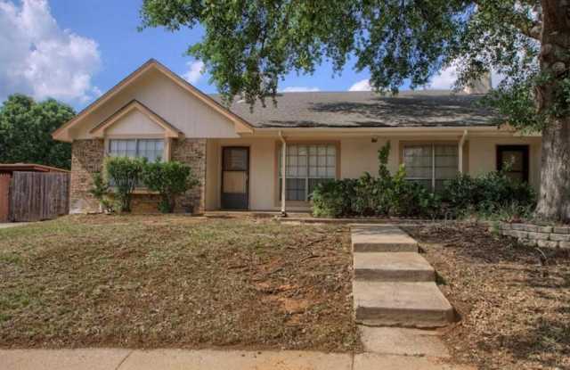 302 Bluegrass Lane - 302 Bluegrass Lane, Euless, TX 76039