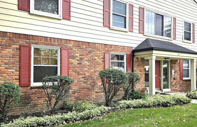 739 W Maple Road Gallery 2