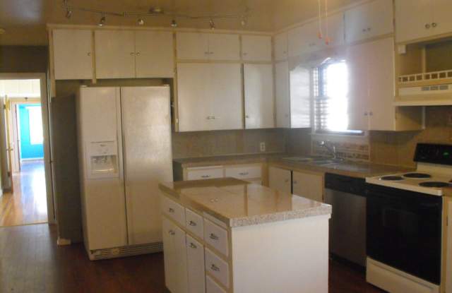 CLASSIC HOME CORNER LOT HARDWOOD FLOORS photos photos
