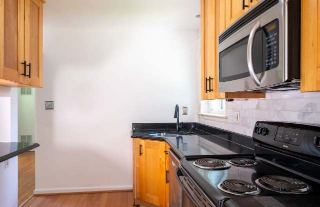 Charming Split-Level Home with Bright Interiors and Spacious Backyard Gallery 4