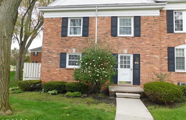 1360 TRAILWOOD Path - 1360 Trailwood Path, Oakland County, MI 48301