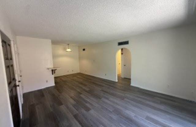 940 North Alvernon Way Gallery 2