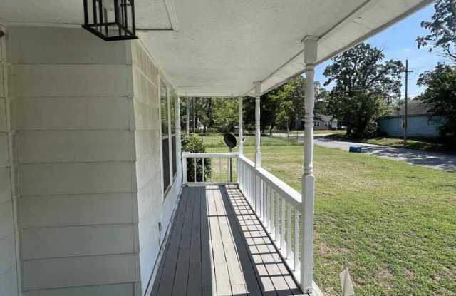 COMING SOON: Charming 3 bedroom / 2 bathroom home with convenient back parking! Gallery 4