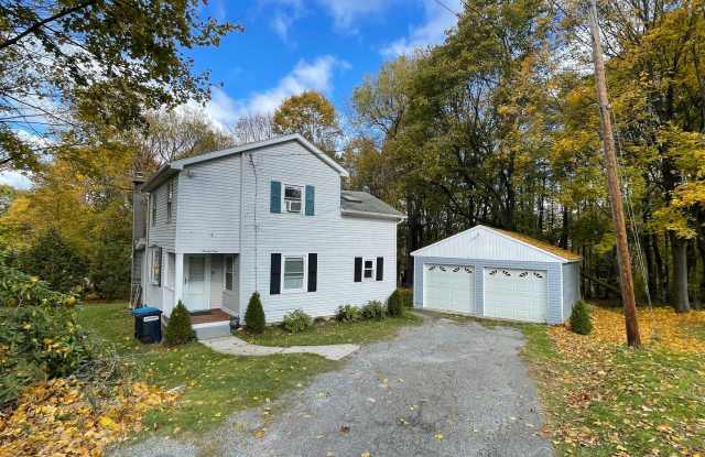 Charming 3-Bedroom Home Near Pontoosuc Lake photos photos