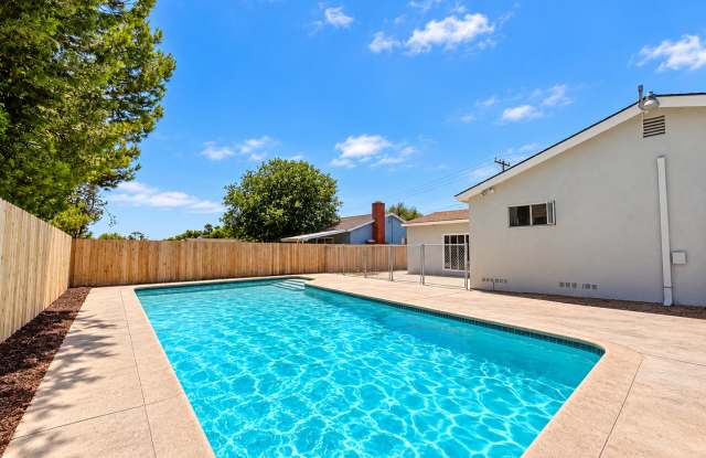 5 Bed 3 Bath Home Near Campus with a PRIVATE POOL! Gallery 1