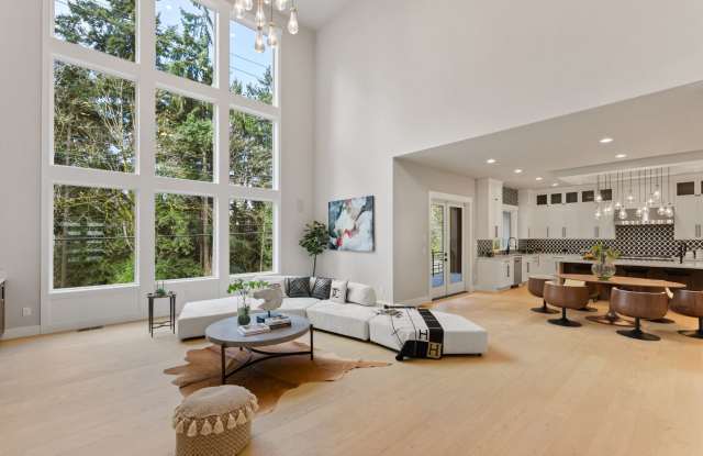 Luxury Bellevue Estate in Prestigious Bridle Trails For Rent Gallery 4