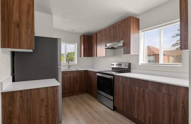 402 West 1st Street - 5 photos photos