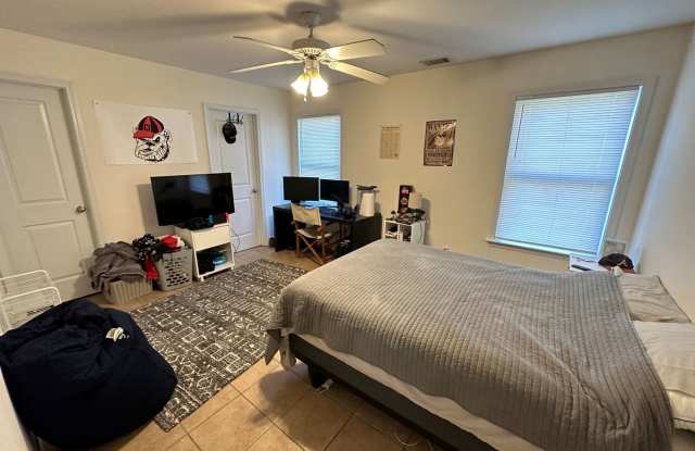 Five Bedroom Near Downtown Available for Pre-Lease! Gallery 3