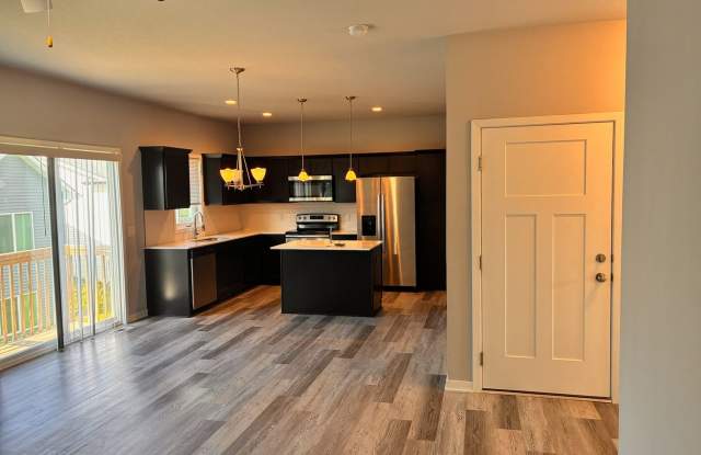Spacious 3BR 2.5ba house in Urbandale, available NOW! photos photos