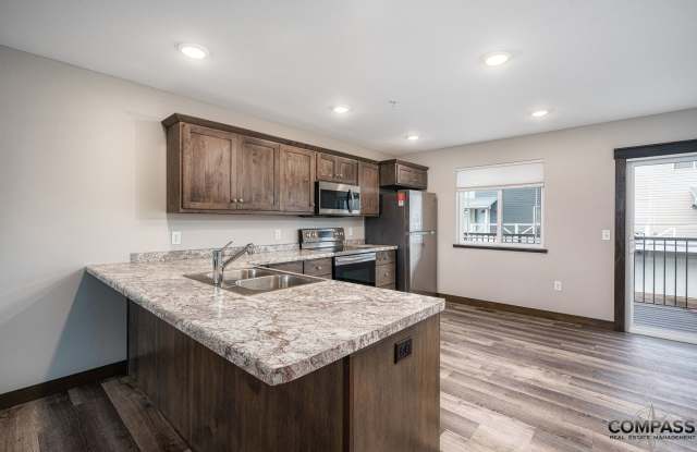 SPACIOUS AND MODERN TOWNHOME Gallery 3