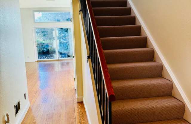 Stunning Views in San Mateo's Sought-After Laurelwood Neighborhood! Gallery 3